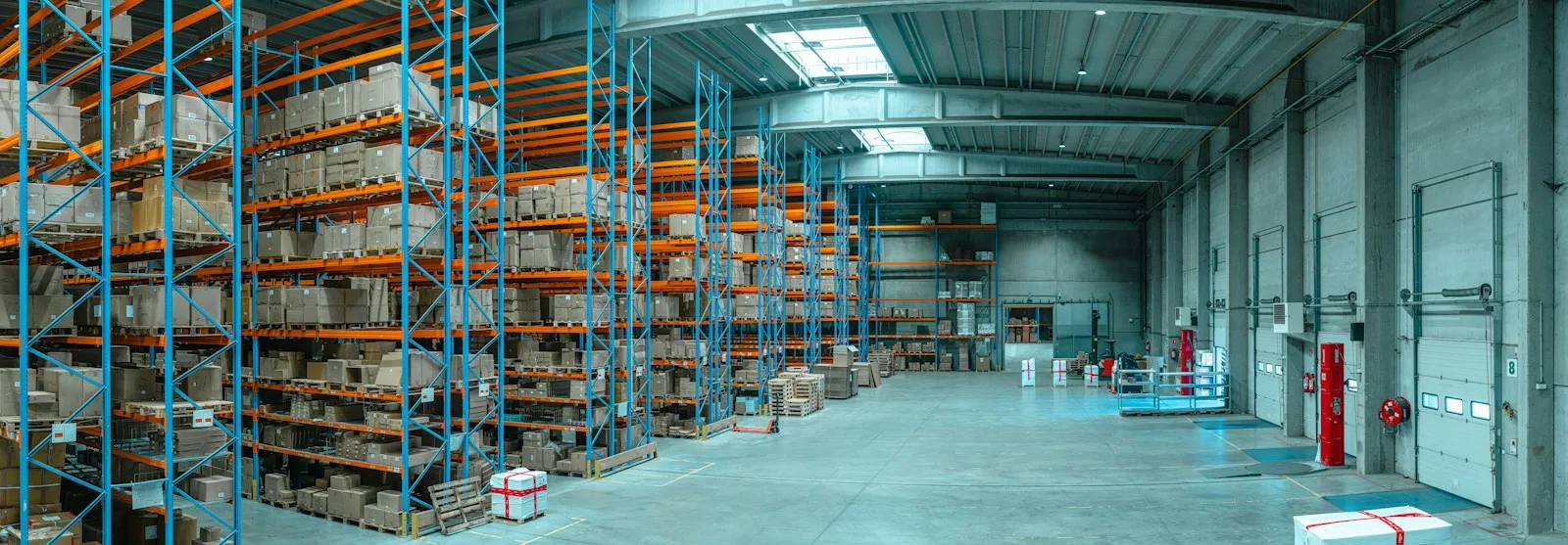 Entrepôt frigorifique avec rayonnages de stockage