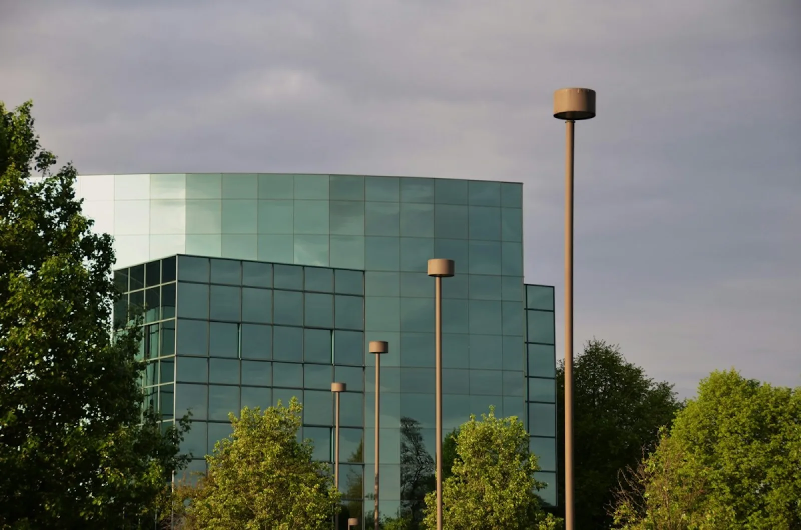 Entreprise de nettoyage à Créteil : immeuble vitré entouré d'arbres