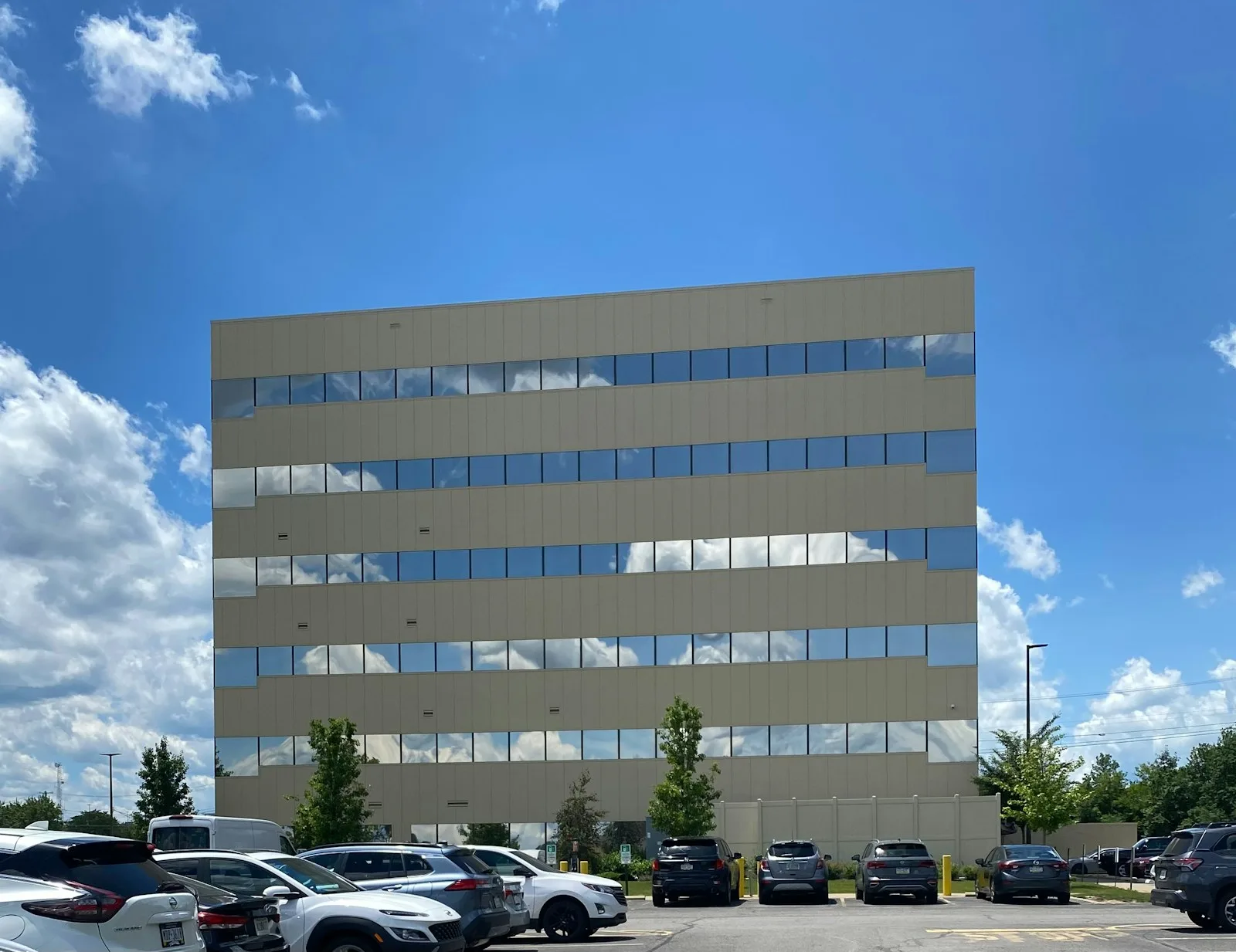 Entreprise de nettoyage à Orly : immeuble de bureaux et parking d'entreprise